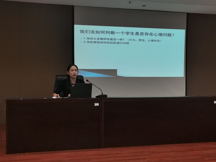 7李立老师做讲座.jpg 7李立老师做讲座.jpg