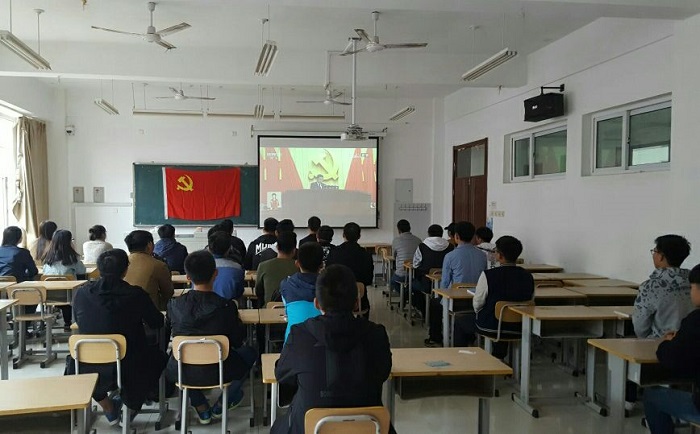 学生收看十九大开幕会直播.jpg 学生收看十九大开幕会直播.jpg