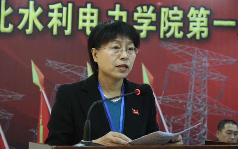 校长韩会玲作校长工作报告.JPG 校长韩会玲作校长工作报告.JPG