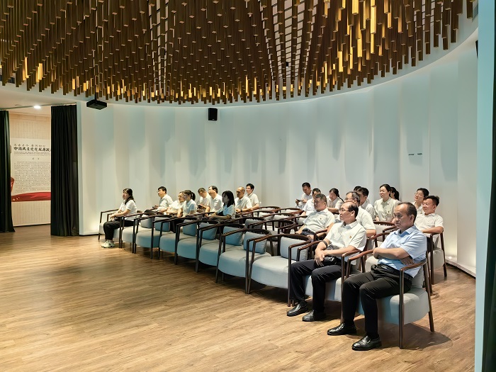 参观2.jpg 参观2.jpg